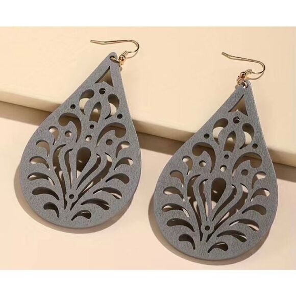 NWT Large Boho Gray Hallow Wooden Floral Design Teardrop Dangle Earrings - Picture 2 of 3